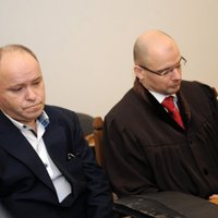 Tiesa attaisno par Krievijas karoga ieplēšanu un kāta sabojāšanu apsūdzēto vīrieti