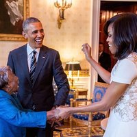 ВИДЕО: Барак и Мишель Обама станцевали со 106-летней женщиной
