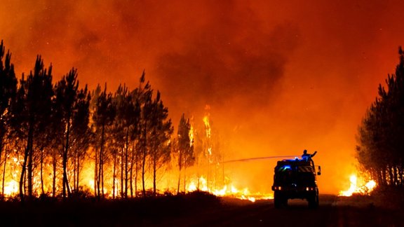 ФОТО: "Это монстр!" Лесной пожар во Франции видно из космоса