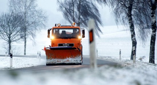 Šorīt daudzviet Latvijā autoceļi sniegoti un apledo