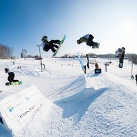 Emīls Ozoliņš uzvar Igaunijas atklātajā čempionātā frīstaila slēpošanā