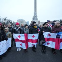 Foto: Piketā Gruzijas atbalstam pie Brīvības pieminekļa pulcējas aptuveni 100 cilvēki