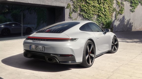 Jaunais "Porsche 911 Carrera S" ieguvis jaudu kā iepriekšējam "GTS"