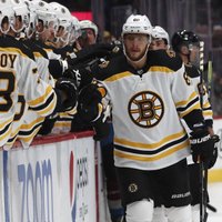 'Bruins' hokejists Pastrņāks gūst visus četrus komandas vārtus NHL mačā