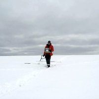 Izziņas impulss: kā Latvijas pētnieki Arktikā meklē cilvēces atstātos pirkstu nospiedumus