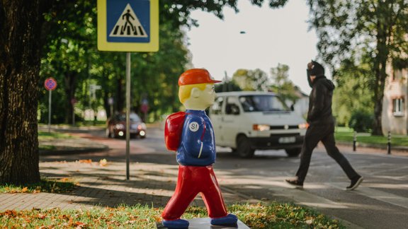 Siguldā pie gājēju pārejām uzstāda īpašus atstarojošus elementus