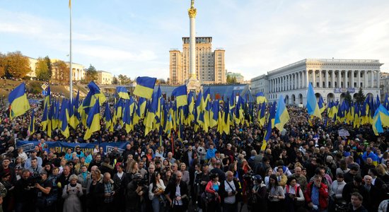 Ukrainā tūkstošiem cilvēku protestē pret karaspēka atvilkšanu no valsts austrumiem