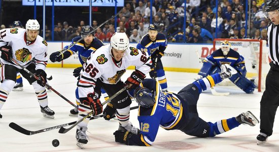 'Blues' no Stenlija kausa izslēdz trofejas īpašniekus 'Blackhawks'