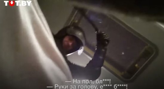 Vardarbība Baltkrievijā: aizturētais nofilmējis notiekošo OMON automašīnā