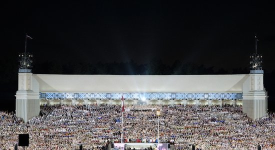 Foto: Mežaparkā grandiozi izskan Dziesmu svētku noslēguma koncerts 'Zvaigžņu ceļā'