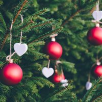 Kurpju mešana un rieksta meklēšana: dažādu valstu jocīgākās Ziemassvētku tradīcijas