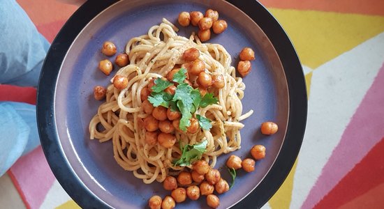 Pasta ar pikantu zemesriekstu sviesta mērci un taukšķētiem turku zirņiem