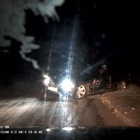Video: Igaunijā BMW apdzenot aizķer citu auto un avarē