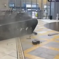 Video: Dubaijā caur lielveikala sienu 'izlido' tanks