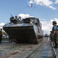 300 metru ūdensšķēršļa pārvarēšana: kā Krievijas kara inženieri būvē pontontiltu