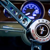 Klasiskais 'Ford Mustang' ar modernām tehnoloģijām