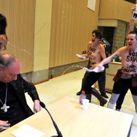 Активистки FEMEN облили святой водой архиепископа
