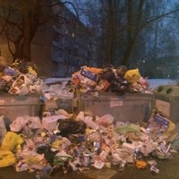 Foto: Jaunais gads atkritumu 'ielenkumā' Iļģuciemā