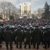 Moldovas galvaspilsētā pret jauno valdību protestē 10 000 cilvēku