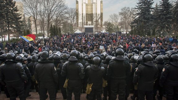 Moldovas galvaspilsētā pret jauno valdību protestē 10 000 cilvēku - 3