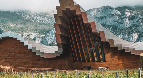 Vīna tūrisma galamērķis un arhitektūras šedevrs vienuviet, ainavisku kalnu pakājē Spānijā