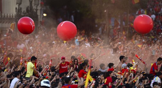 Simtiem tūkstoši fanu sumina Spānijas futbolistus Madrides ielās