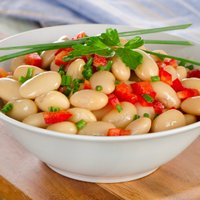 Astoņas pupiņu salātu receptes - gan ikdienai, gan svētku galdam