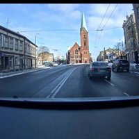 Video: 'Audi' vadītājs Rīgā izraisa negadījumu un bēg no policijas