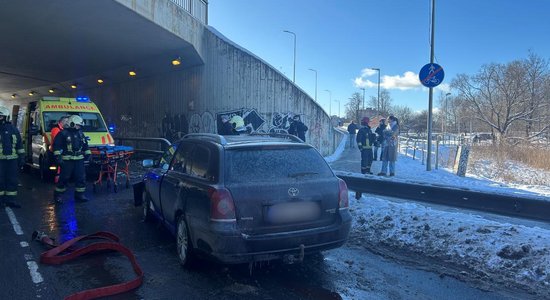 ФОТО. В аварии на Югле пострадал водитель; полиция ищет свидетелей