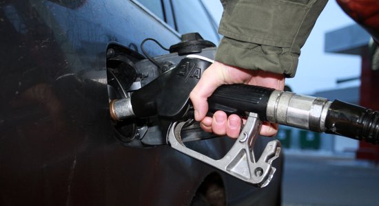 95.markas benzīna litra cena uz laiku atkal pārkāpj lata slieksni (plkst.13:34)