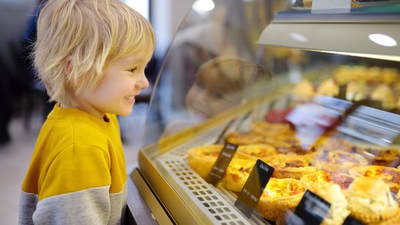 bērns, puika, kūciņas, kūkas, saldumi, smaids, Pastel de nata, Portugāle 