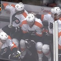 Video: Visiem vietas nepietiek – pieci 'Flyers' hokejisti izcieš noraidījumus