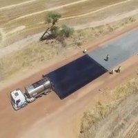 Video: Pasauli sajūsmina ceļa seguma ieklāšanas veids Austrālijā