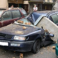 ФОТО, ВИДЕО: На улице Бривибас с крыши дома рухнула дымовая труба (+ комментарий RNP)