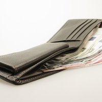 Rūdīts zaglis no mēteļa kabatas izzog maku ar 700 eiro