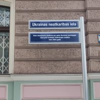 Pie Krievijas vēstniecības parādījusies Ukrainas neatkarības ielas plāksne