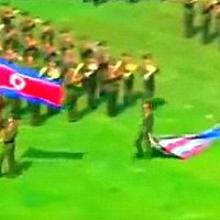 Video: Ziemeļkorejas karavīri, Kimam Čenunam plati smaidot, mīda ASV karogu