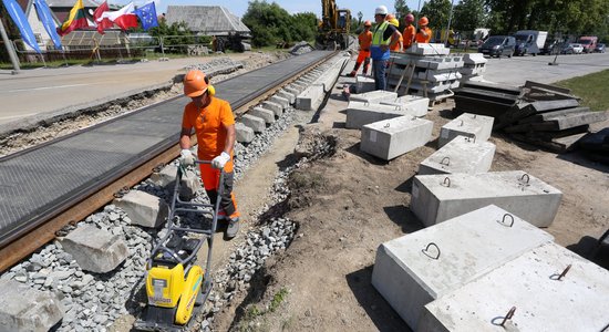 Foto: Sāk atjaunot 2008. gadā slēgto Mažeiķu-Reņģes dzelzceļa posmu