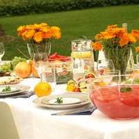 Baudām dārza svētkus: salāti, kūpinājumi, nelielas uzkodas un dzirkstoši kokteiļi