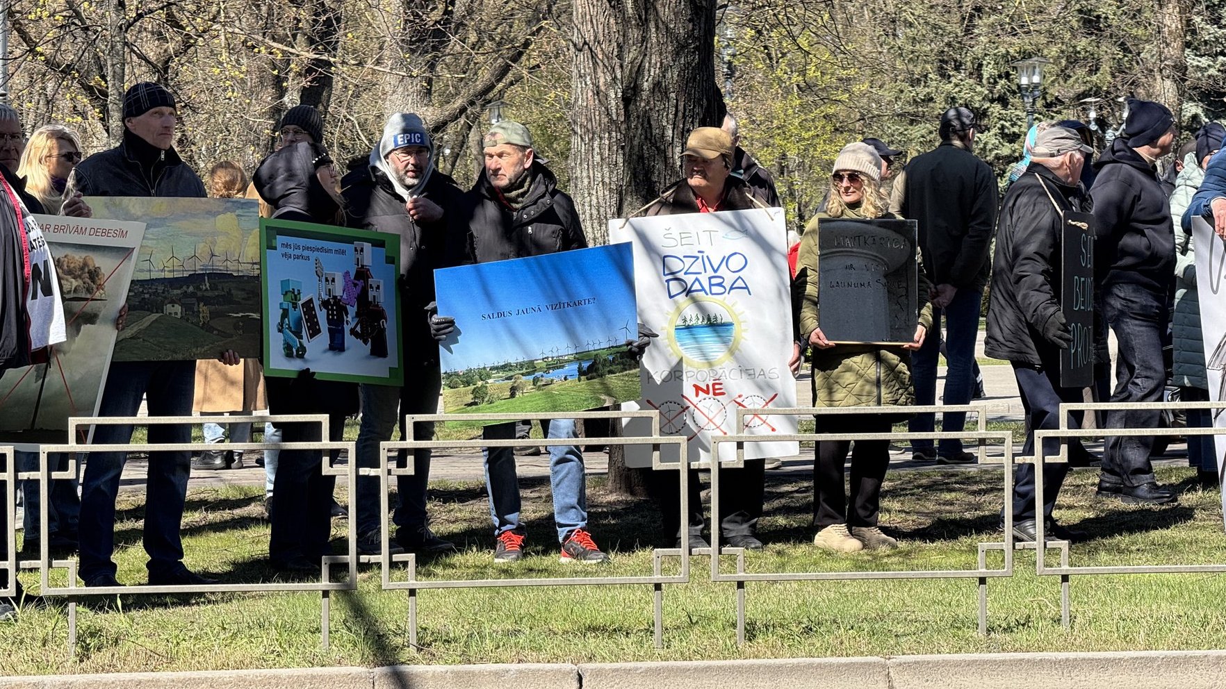 Foto: Iepretim valdības mājai piketē pret trīs vēja parku būvniecību