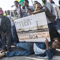 Tūkstošiem nelegālo afrikāņu imigrantu Izraēlā protestē pret jauno aizturēšanas likumu