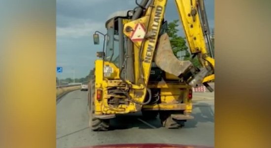 Video: Bravūrīgs traktorists Rīgā aizšķērso abas joslas un rāda vidējo pirkstu