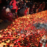 Foto: 11. novembra krastmalā iemirdzas tūkstošiem svecīšu