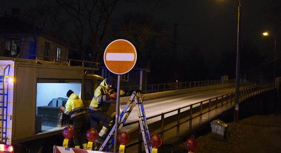 Foto: Pusnaktī slēgts Altonavas ielas dzelzceļa pārvads 