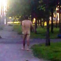 Video: Kails vīrietis bauda vasarīgu pastaigu