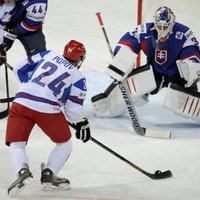 Krievijas hokeja izlase uzvar Slovākiju un nodrošina sev vietu 'play-off'