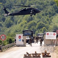 NATO apsver palielināto karavīru skaitu Kosovā uzturēt pastāvīgi, norāda Stoltenbergs