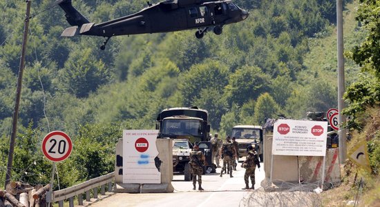 NATO apsver palielināto karavīru skaitu Kosovā uzturēt pastāvīgi, norāda Stoltenbergs