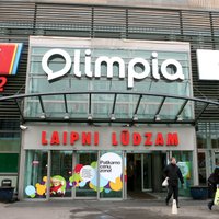 Iepirkšanās centra 'Olimpia' autostāvvietā ieviesta maksa par auto novietošanu