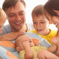 59% iedzīvotāju Latvijā ir laimīgi; laimes atslēdziņa - stipra ģimene